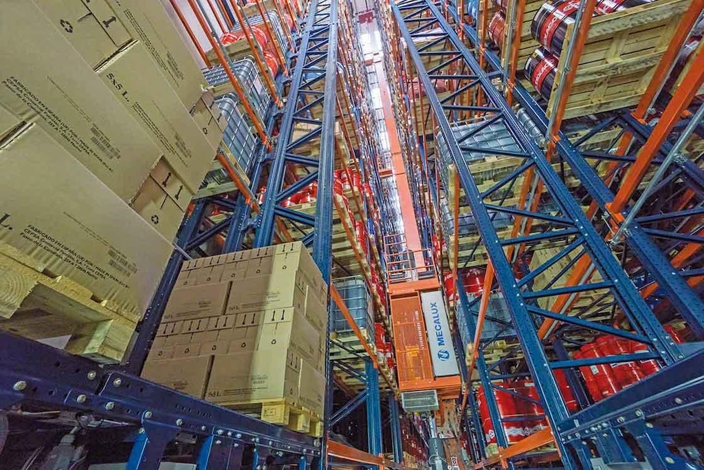 A stacker crane automatically handles pallets in a robotised or “automated” warehouse
