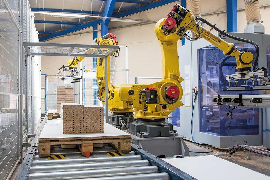 Mechanical arms palletise goods in a roboticised warehouse Mechanical arms palletise goods in a roboticised warehouse