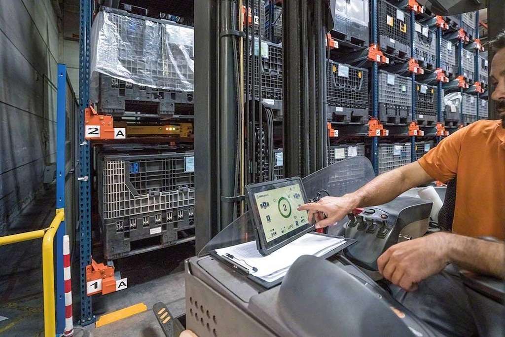 An operator manages the Pallet Shuttle from the forklift lorry through a touch screen tablet An operator manages the Pallet Shuttle from the forklift lorry through a touch screen tablet