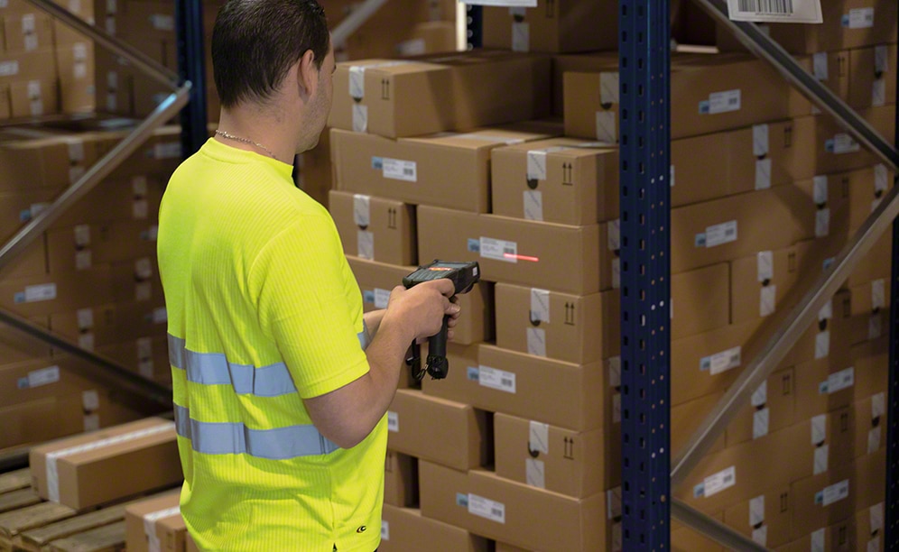 Operators use radiofrequency devices to communicate with Easy WMS Operators use radiofrequency devices to communicate with Easy WMS