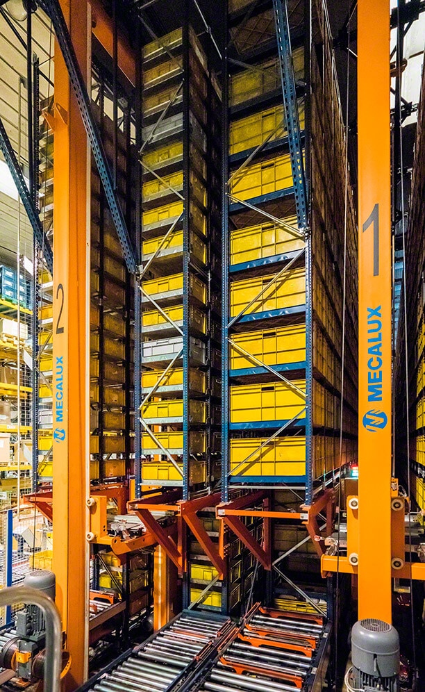 In each one of the aisles, a twin-mast miniload stacker crane circulates In each one of the aisles, a twin-mast miniload stacker crane circulates