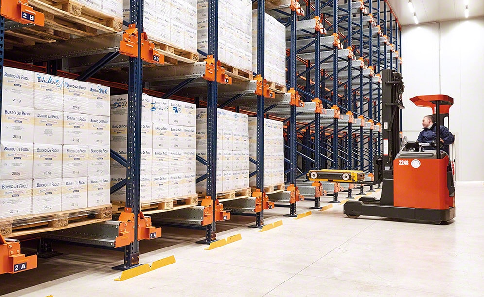 The operator places the electric shuttle in the corresponding channel by means of a reach truck The operator places the electric shuttle in the corresponding channel by means of a reach truck