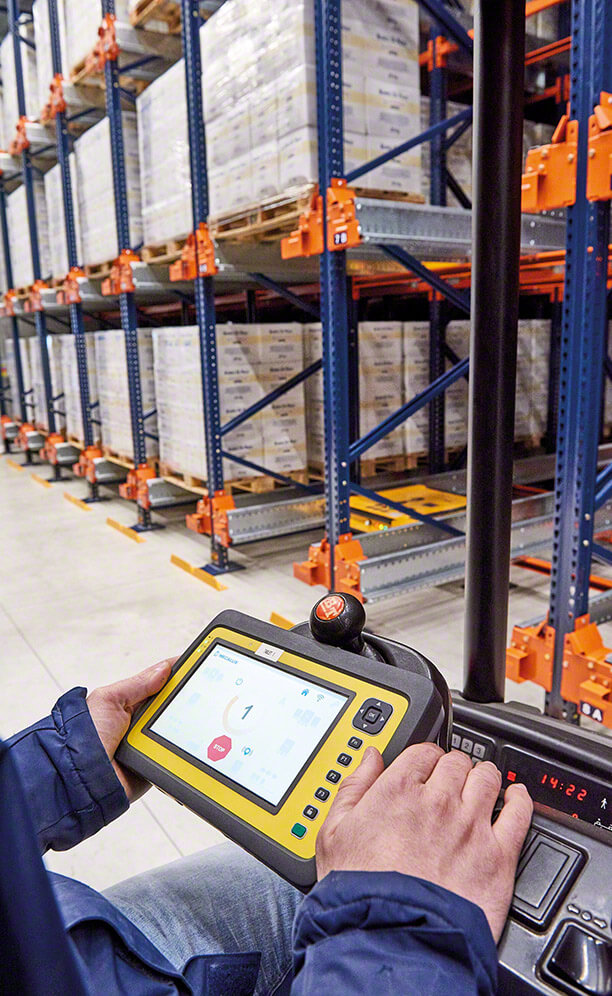 The operator sends movement orders to the Pallet Shuttle through a Wi-Fi connected tablet The operator sends movement orders to the Pallet Shuttle through a Wi-Fi connected tablet