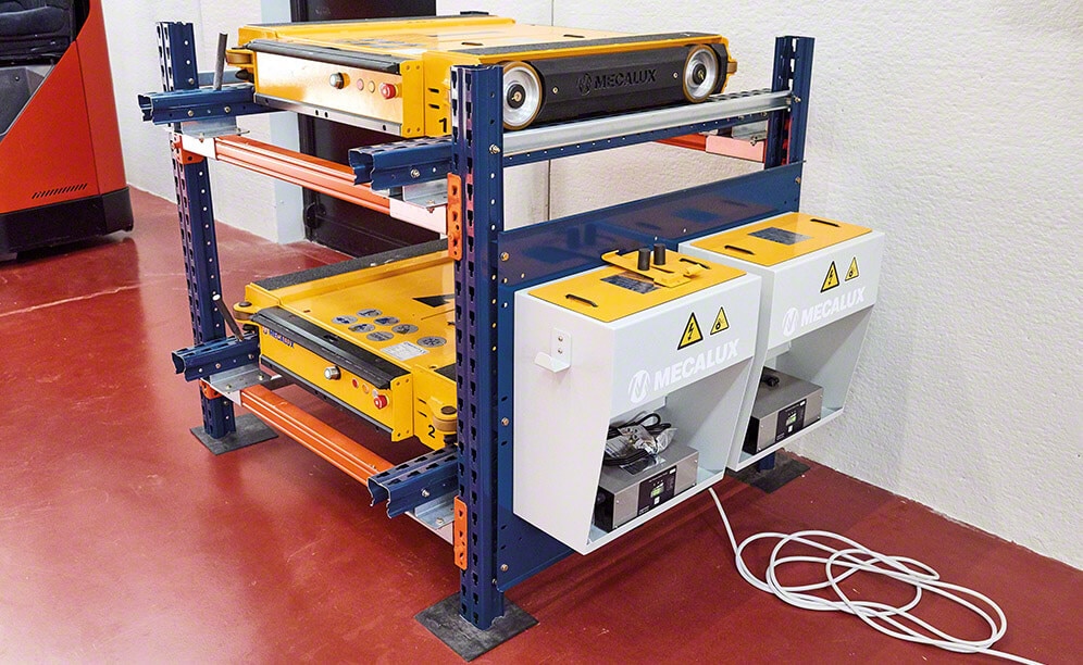 Batteries are extracted from the shuttles and connected by just slipping them into the charging stations set up in the warehouse Batteries are extracted from the shuttles and connected by just slipping them into the charging stations set up in the warehouse