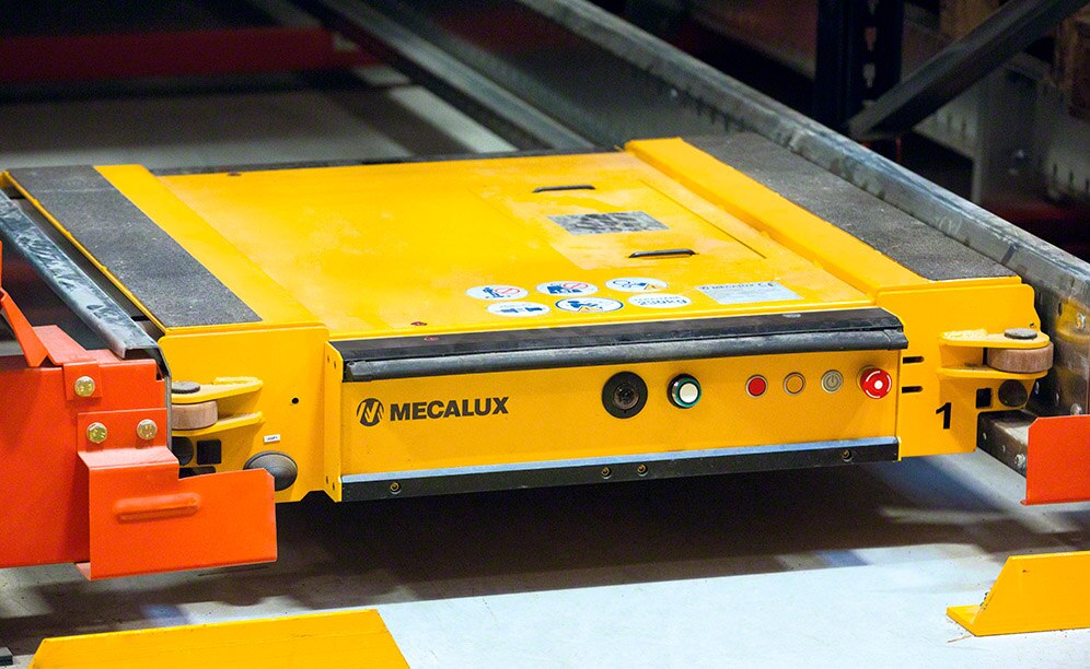 The Pallet Shuttle follows orders sent by an operator using a tablet with Wi-Fi connection