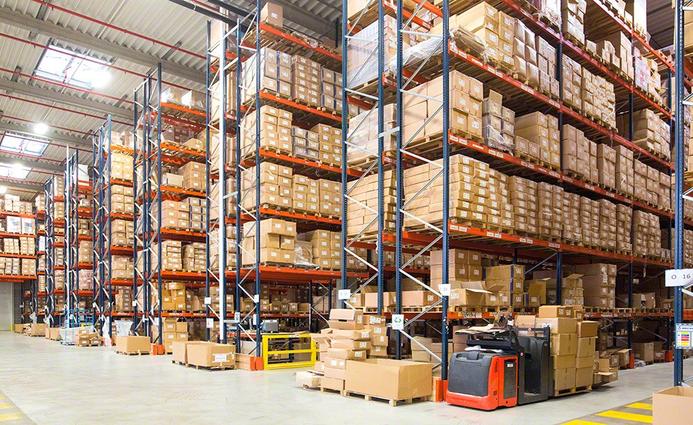 The Mecalux pallet racking provides direct access to pallets