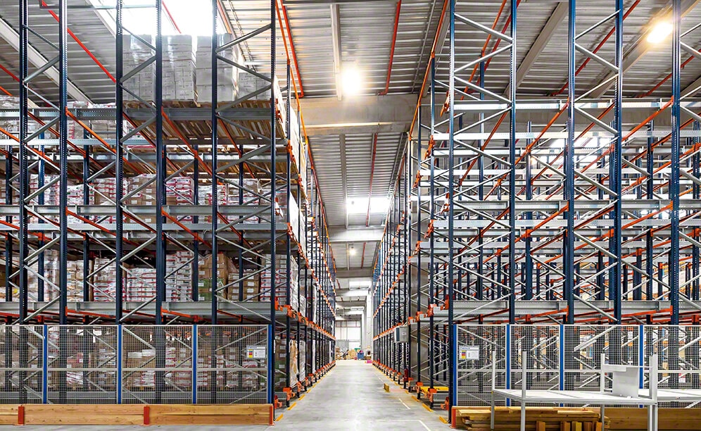 A total of 116 channels, 9.5 m in depth, offers a storage capacity of more than 1,200 pallets of 800 x 1,200 mm A total of 116 channels, 9.5 m in depth, offers a storage capacity of more than 1,200 pallets of 800 x 1,200 mm