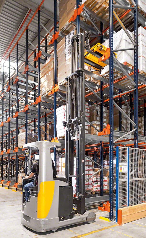 The operators place the motorised shuttle into the corresponding channel The operators place the motorised shuttle into the corresponding channel