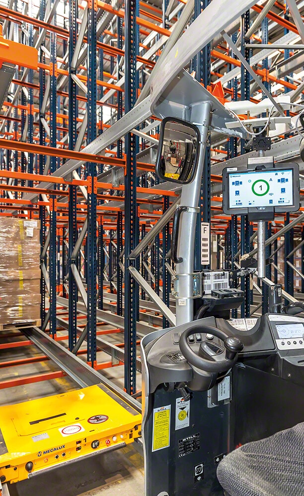 The installation is equipped with control tablets which are tasked with sending orders to all the Pallet Shuttles of the warehouse The installation is equipped with control tablets which are tasked with sending orders to all the Pallet Shuttles of the warehouse