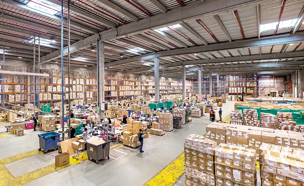 Thanks to the Pallet Shuttle system, vente-privee has boosted its storage capacity, and streamlined the handling of consumer products (type A) at the same time Thanks to the Pallet Shuttle system, vente-privee has boosted its storage capacity, and streamlined the handling of consumer products (type A) at the same time