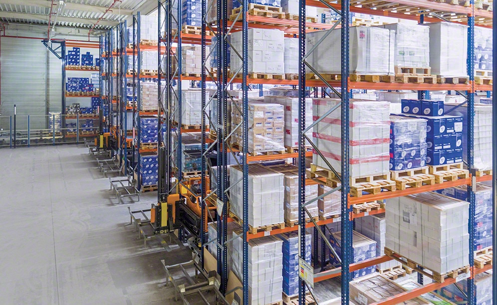 Pallet rack warehouse with automatic trilateral forklifts Pallet rack warehouse with automatic trilateral forklifts