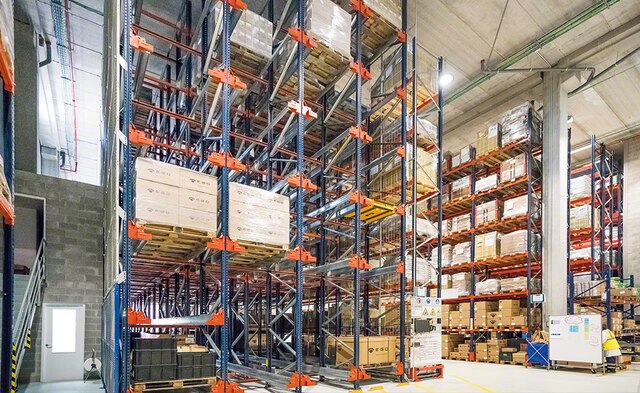 Mecalux equipped the facility with the high-density Pallet Shuttle system, two blocks of Movirack mobile racks and pallet racking