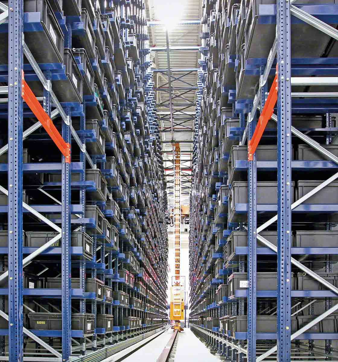 Mecalux's stacker crane in operation at Continental Mexico's automated warehouse