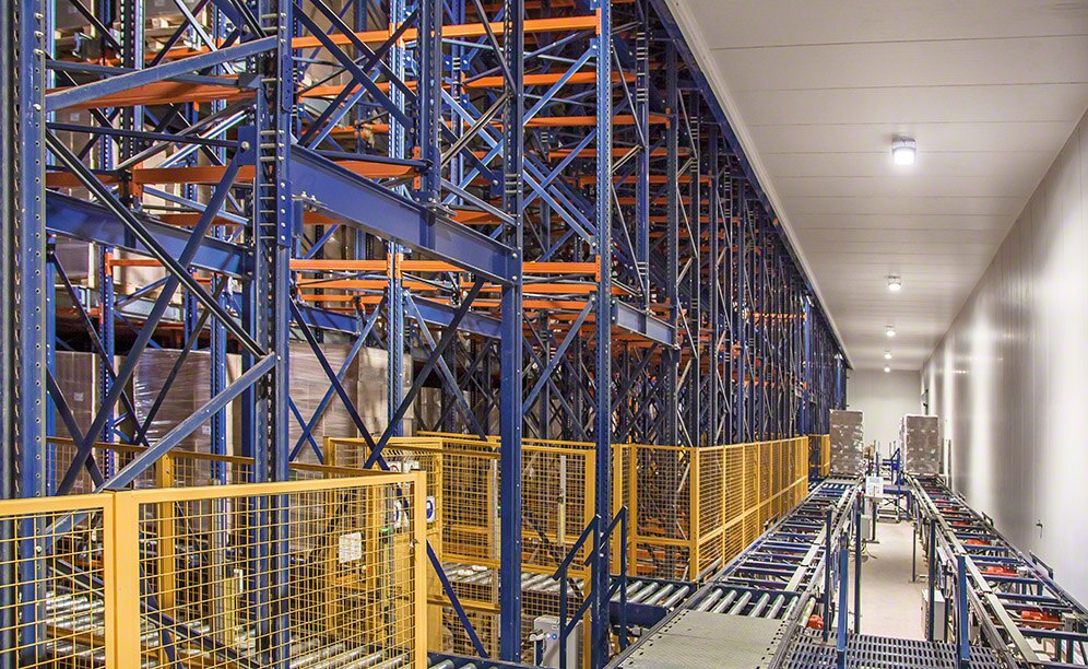 Automatic entry and exit of the goods by means of a circuit of chain and roller conveyors Automatic entry and exit of the goods by means of a circuit of chain and roller conveyors