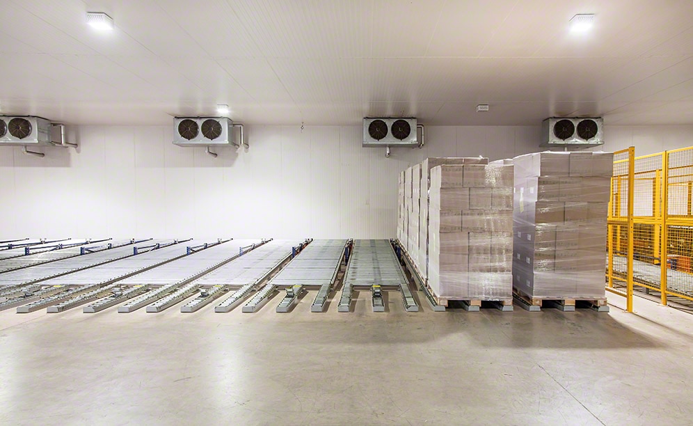 Live preloading channels where pallets are grouped according to the order or route Live preloading channels where pallets are grouped according to the order or route