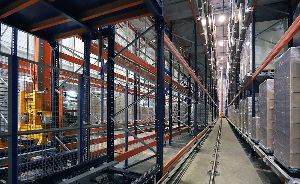 The stacker cranes insert and extract pallets from their locations The stacker cranes insert and extract pallets from their locations