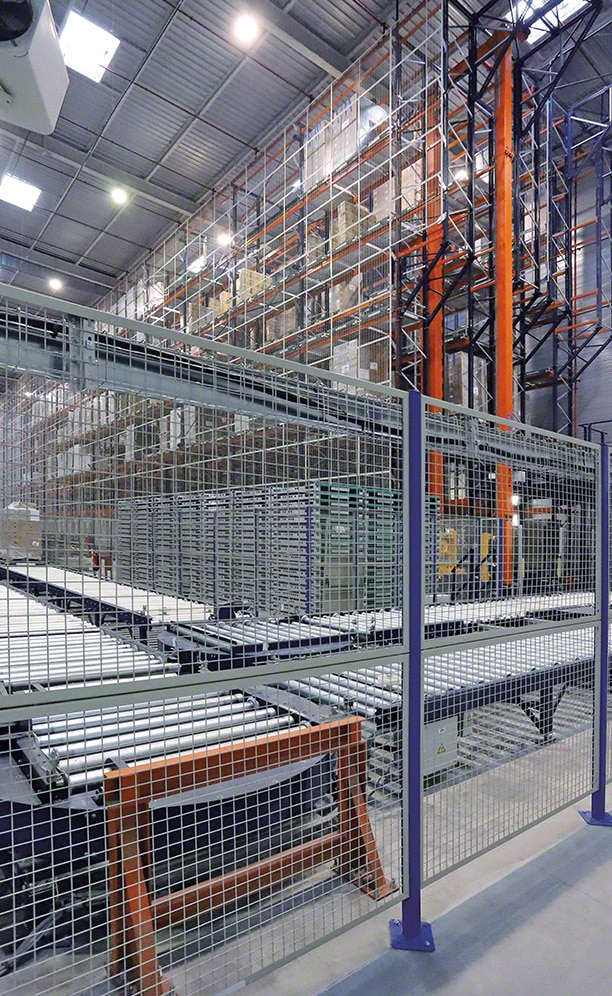 The racks of the Steris warehouse can house more than 500 pallets The racks of the Steris warehouse can house more than 500 pallets