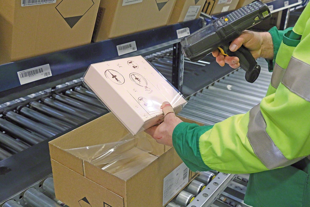 Operator retrieves item using a radiofrequency device connected to the picking software.