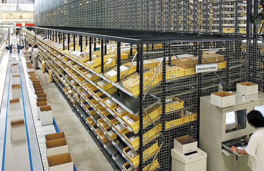 AS/RS for boxes to carry out order picking at Roche Diagnostics AS/RS for boxes to carry out order picking at Roche Diagnostics