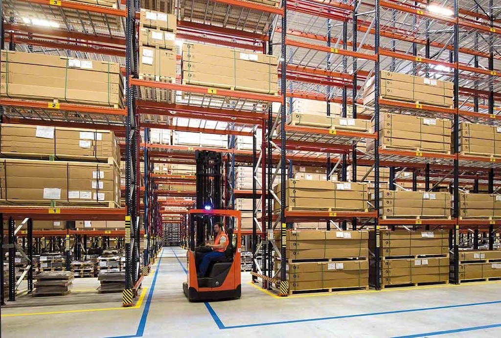 The cross-cutting aisle in the Bracchi warehouse acts as an emergency exit The cross-cutting aisle in the Bracchi warehouse acts as an emergency exit