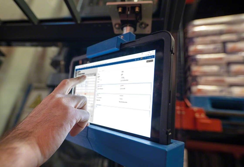 Mecalux can install both the Easy WMS (with on-premise or SaaS) and the necessary hardware. Mecalux can install both the Easy WMS (with on-premise or SaaS) and the necessary hardware.