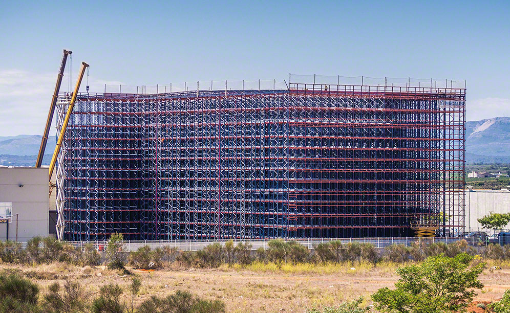 Automated clad-rack warehouse of Laboratorios Maverick