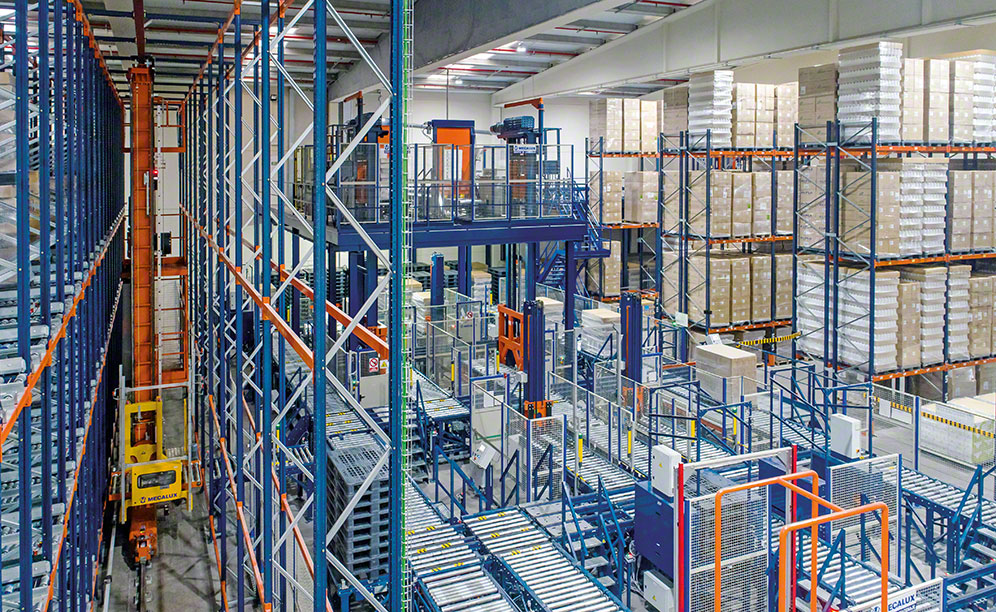 Deliplus products are placed in the automated clad-rack warehouse Deliplus products are placed in the automated clad-rack warehouse
