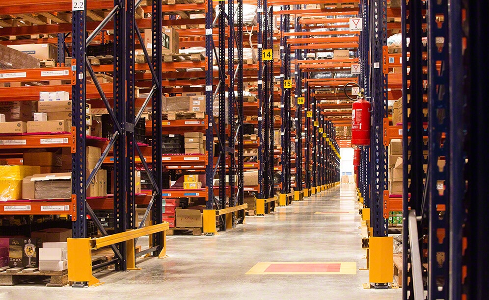 The new warehouse has a capacity for 35,144 pallets and 21,280 boxes The new warehouse has a capacity for 35,144 pallets and 21,280 boxes