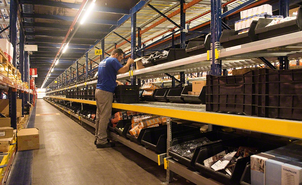 The picking tower manages high and medium rotation products The picking tower manages high and medium rotation products