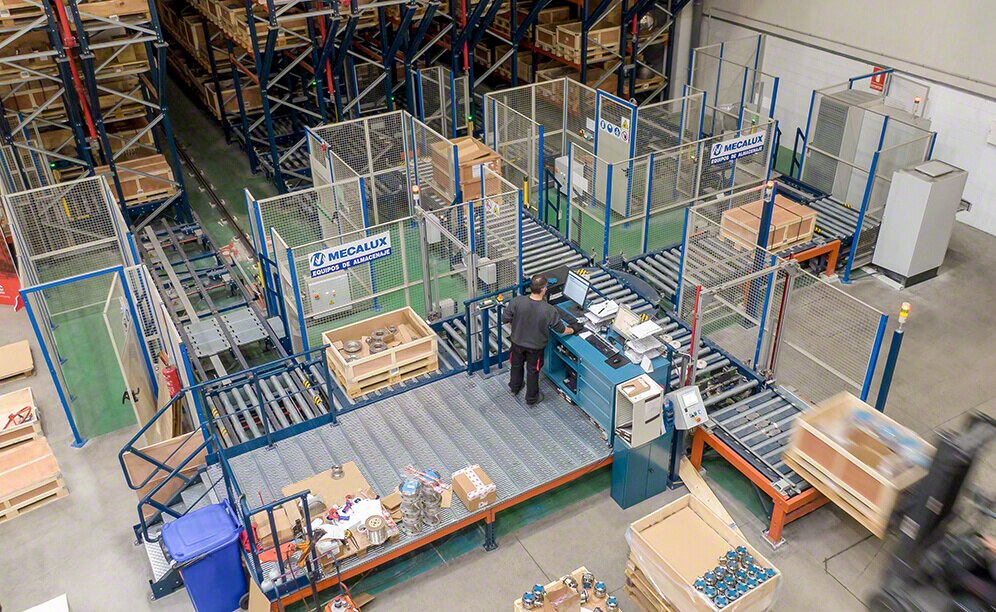 A picking station where they put together orders as per the product-to-person method A picking station where they put together orders as per the product-to-person method
