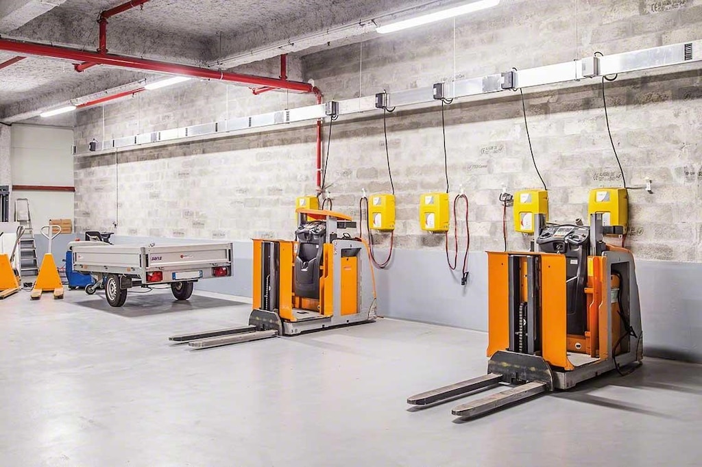The warehouse zone for equipment maintenance must comply with all safety standards. The warehouse zone for equipment maintenance must comply with all safety standards.