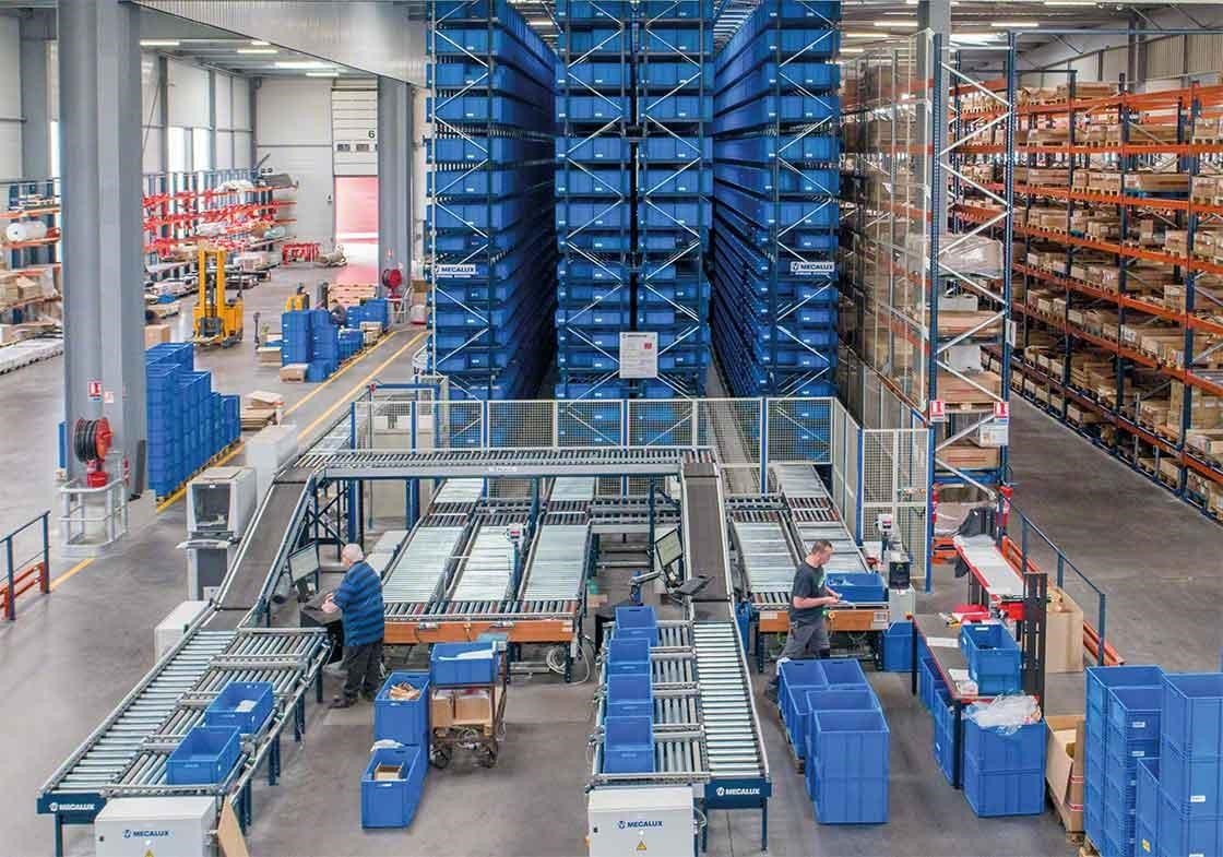 The stacker cranes for boxes follow the product-to-person method and enable the automation of pick phase dedicated to pick routes and movements.