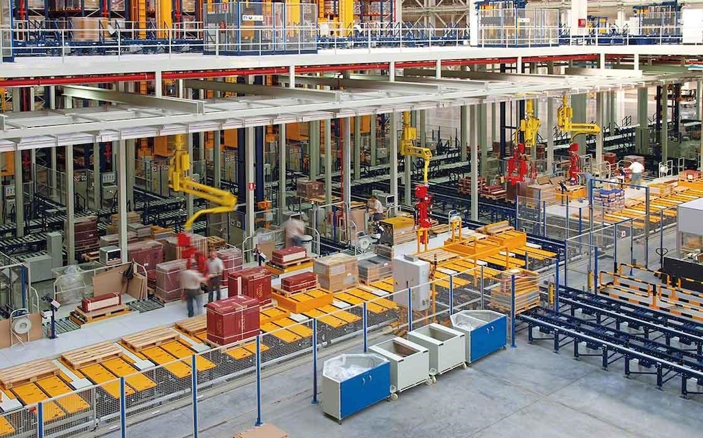 Manual picking area in the Porcelanosa Group warehouse, where the safety and ergonomics of workers are top priorities. Manual picking area in the Porcelanosa Group warehouse, where the safety and ergonomics of workers are top priorities.