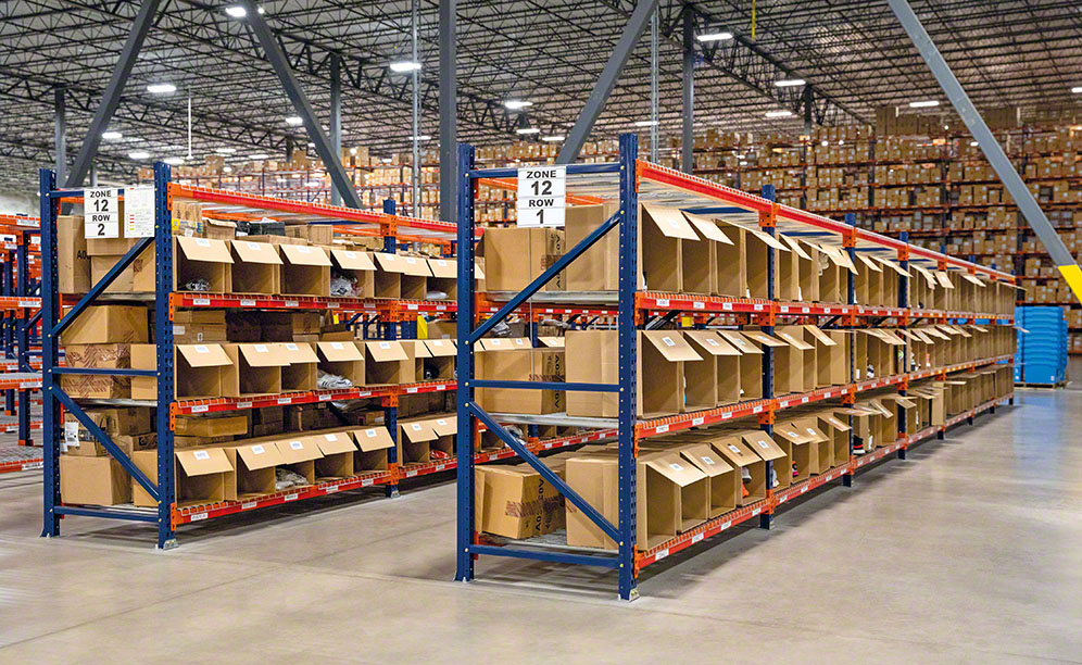 Adidas sportswear and footwear storage - Mecalux.com