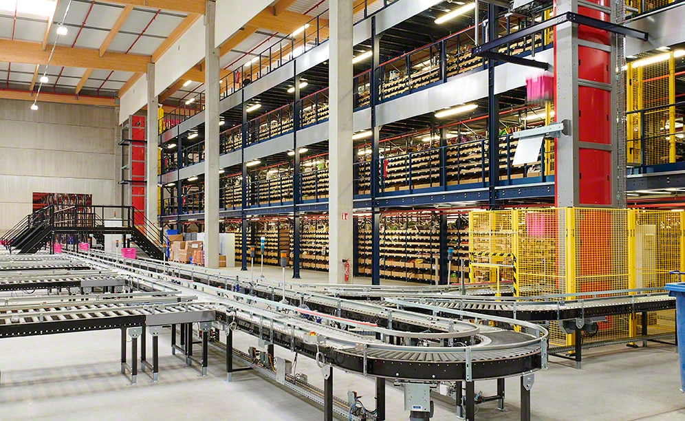 The shelves are completely adapted to the needs of Deguisetoi.fr