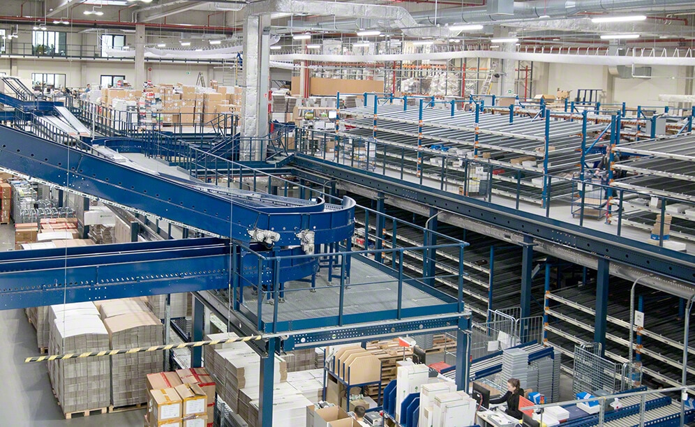 Three-floor shelving with walkways of Eobuwie