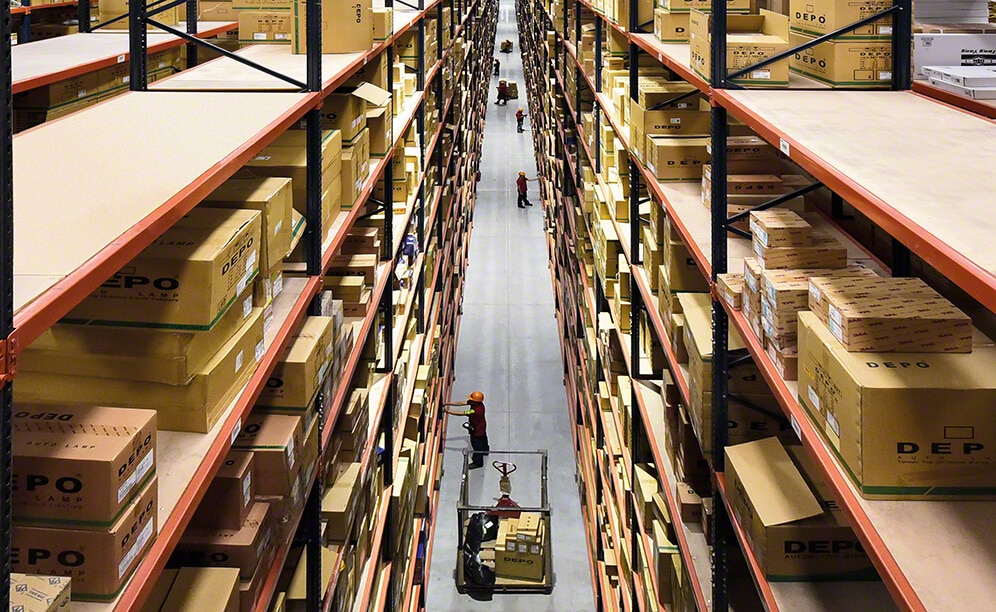 The racks store both pallet and small-sized boxes The racks store both pallet and small-sized boxes