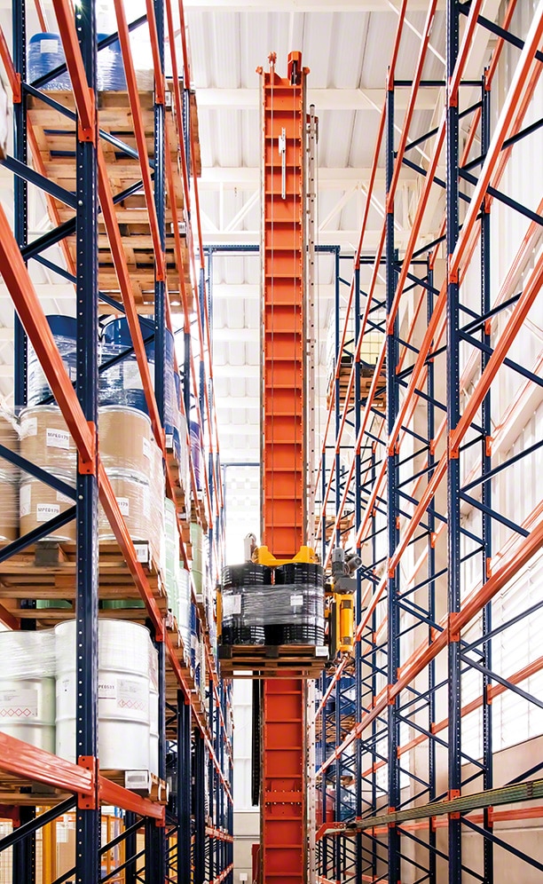 Trilateral stacker crane with three positions: one frontal and two lateral Trilateral stacker crane with three positions: one frontal and two lateral