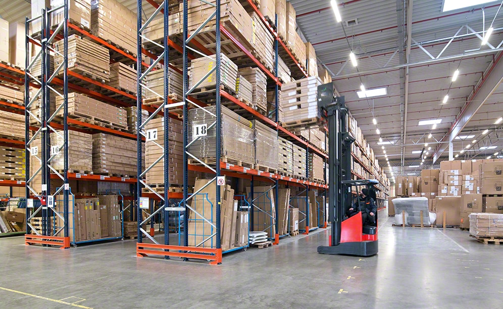 The warehouse manages more than 10,000 SKUs of different dimensions The warehouse manages more than 10,000 SKUs of different dimensions