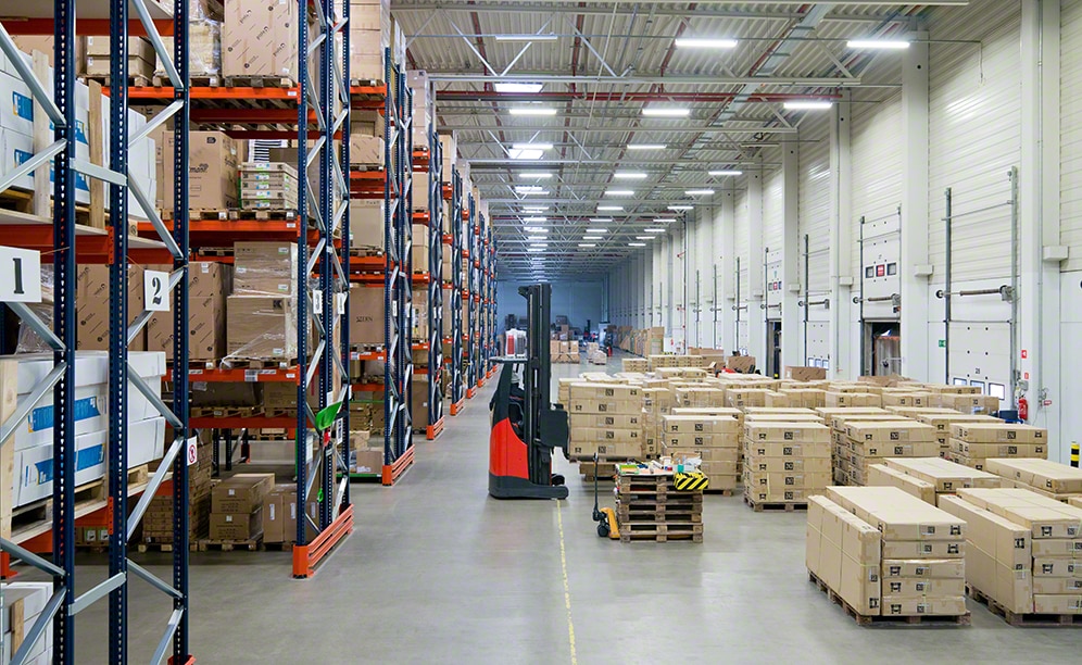 2,000 orders consisting of up to six order lines are prepared daily 2,000 orders consisting of up to six order lines are prepared daily