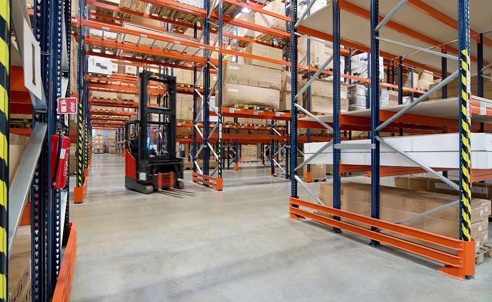 Racks designed to store loads of different sizes and weights Racks designed to store loads of different sizes and weights