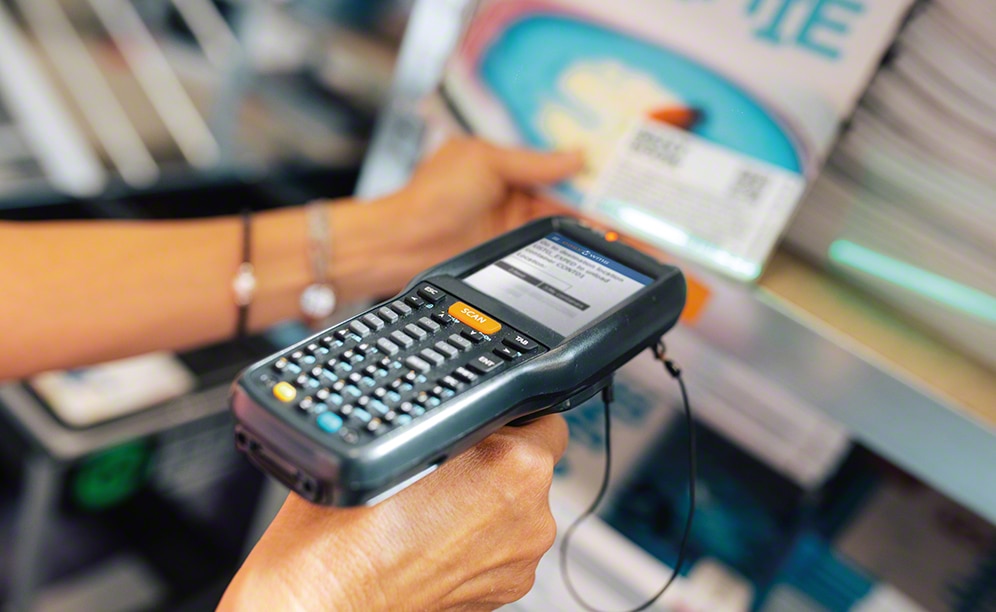 Operators prepare orders with textbooks with the help of Easy WMS Operators prepare orders with textbooks with the help of Easy WMS