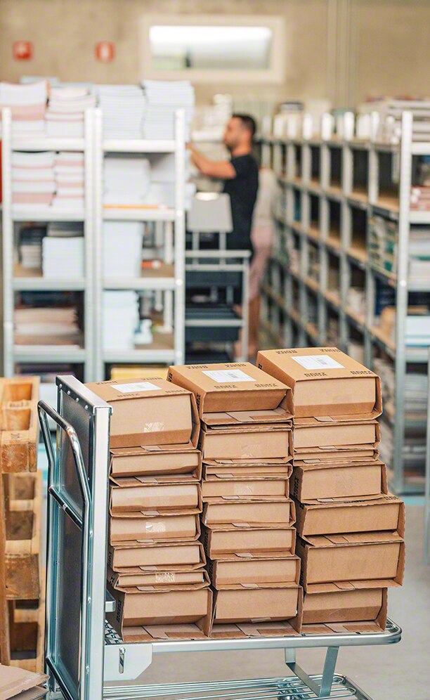 Easy WMS directs Rent a Book operators in the preparation of orders Easy WMS directs Rent a Book operators in the preparation of orders