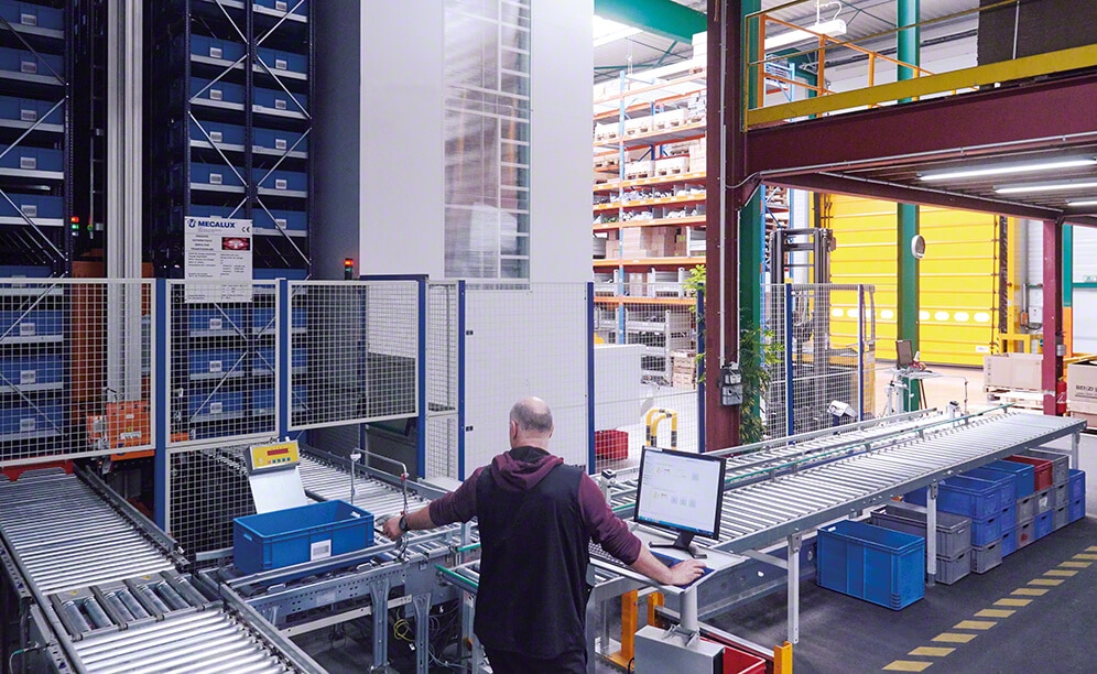 Symta-Pièces automated warehouse for boxes for agricultural machine spare parts Symta-Pièces automated warehouse for boxes for agricultural machine spare parts