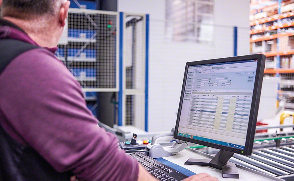 Mecalux Easy WMS controls the spare parts inventory for tractors Mecalux Easy WMS controls the spare parts inventory for tractors