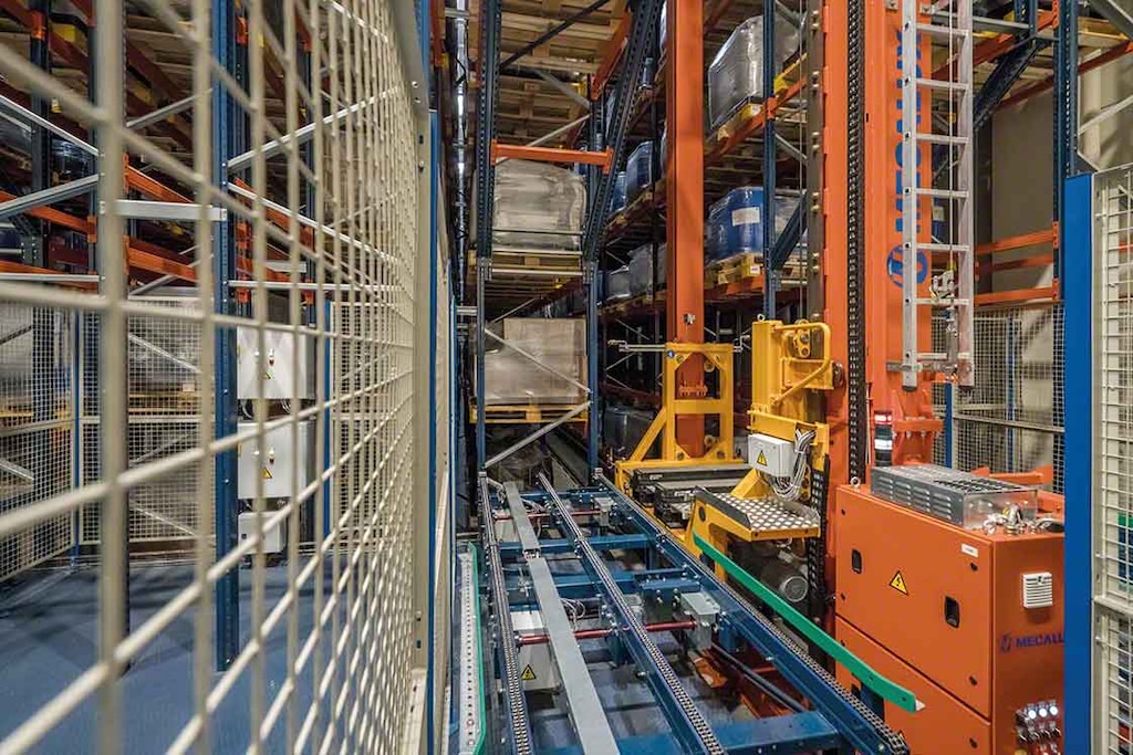 Stacker cranes extract the goods from the racks and transport them, automating picking Stacker cranes extract the goods from the racks and transport them, automating picking