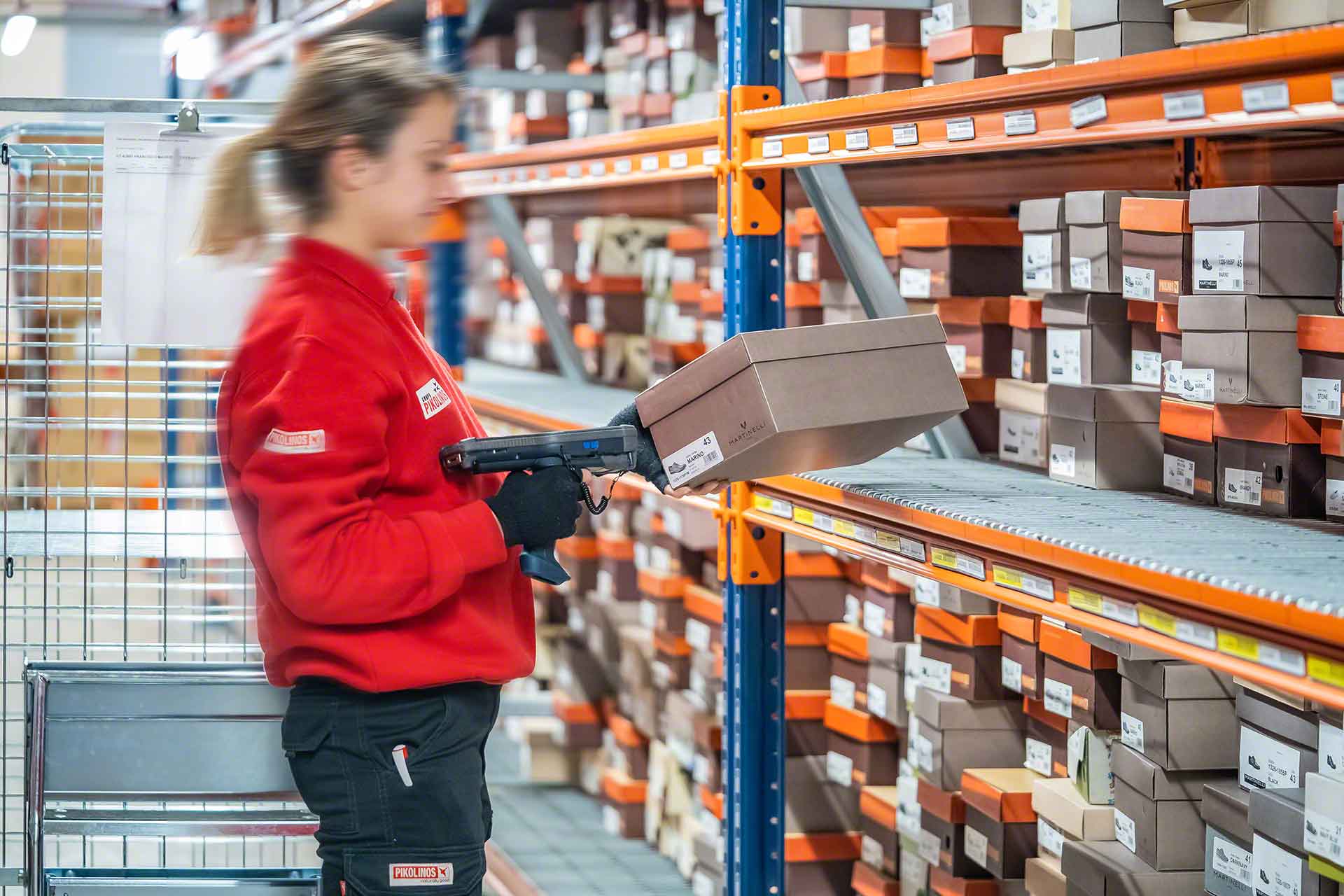 Lyft такси реклама фото. Садовник в саду. Комплектация заказа. Rfid оборудование. Picking started.