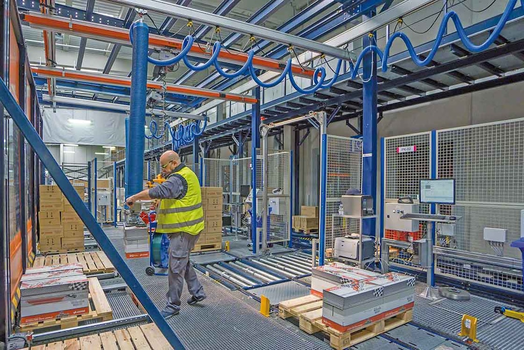 The use of cobots improves operator safety as part of internal logistics management The use of cobots improves operator safety as part of internal logistics management