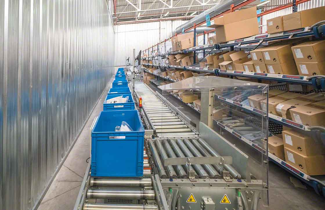 The picking area, located opposite the shelving, is equipped with a conveyor system for boxes, which facilitates load movements
