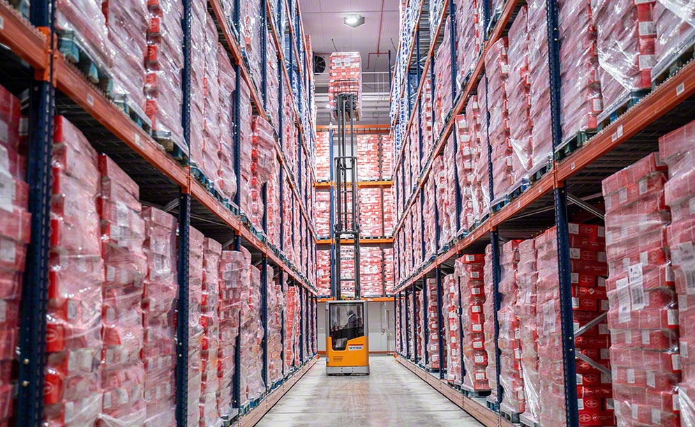 Mobile pallet racks move autonomously on rails Mobile pallet racks move autonomously on rails